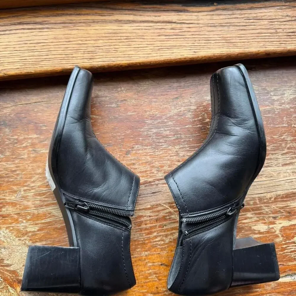 Naturalizer black leather ankle boots 90's style women's size 6.5